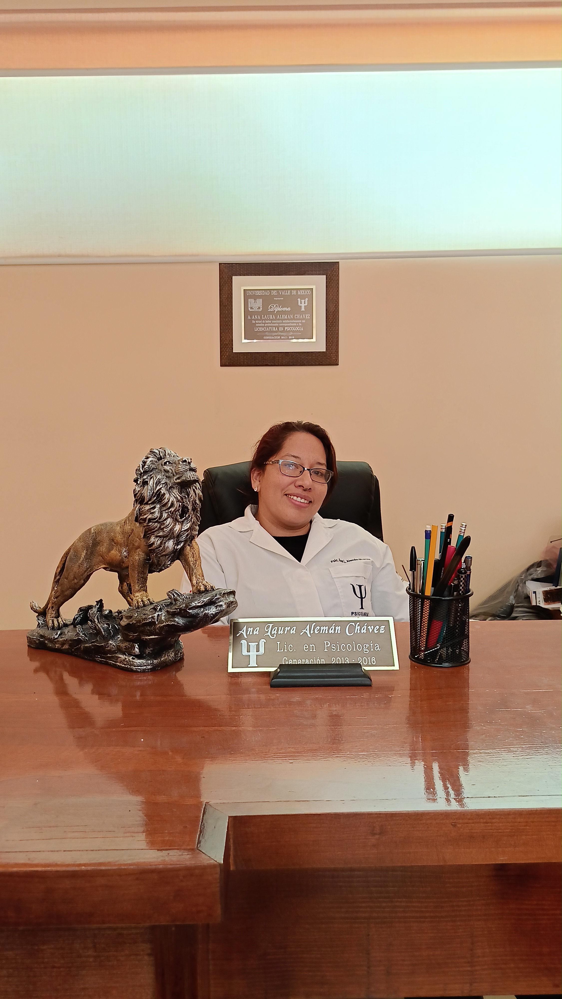 Dra. Ana Laura Alemán Chávez en su consultorio